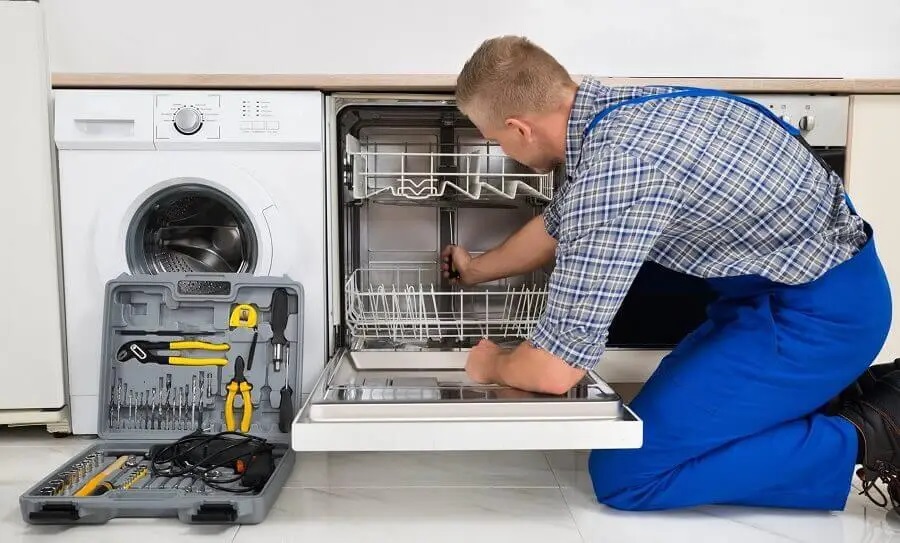 Ödemiş Protherm servisi teknisyen ekibi beyaz eşya tamiri yaparken